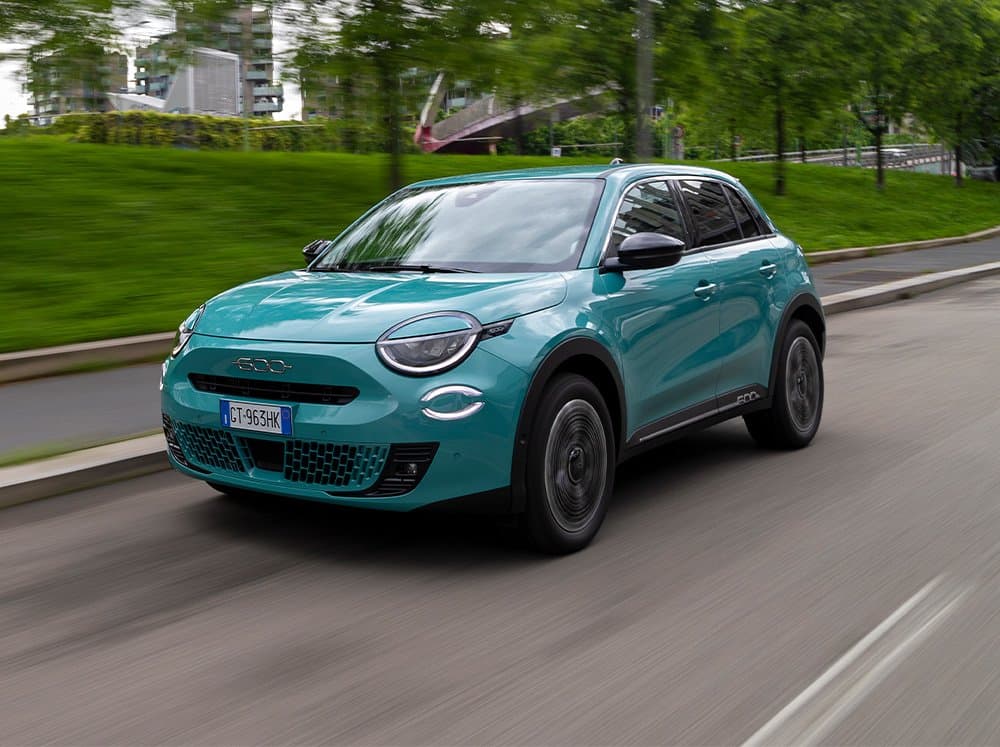 Nuevo Fiat 600 turquesa andando por la ciudad
