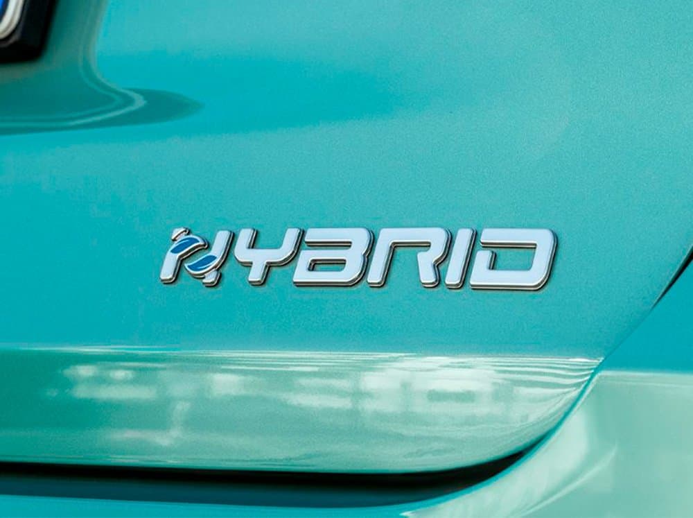 Detalle del logo Hybrid sobre la carrocería turquesa del Fiat 600