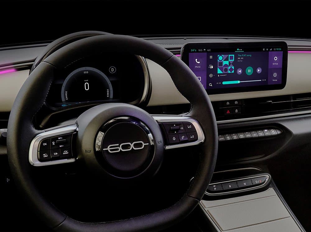 Interior claro del nuevo Fiat 600 con volante con logo 600