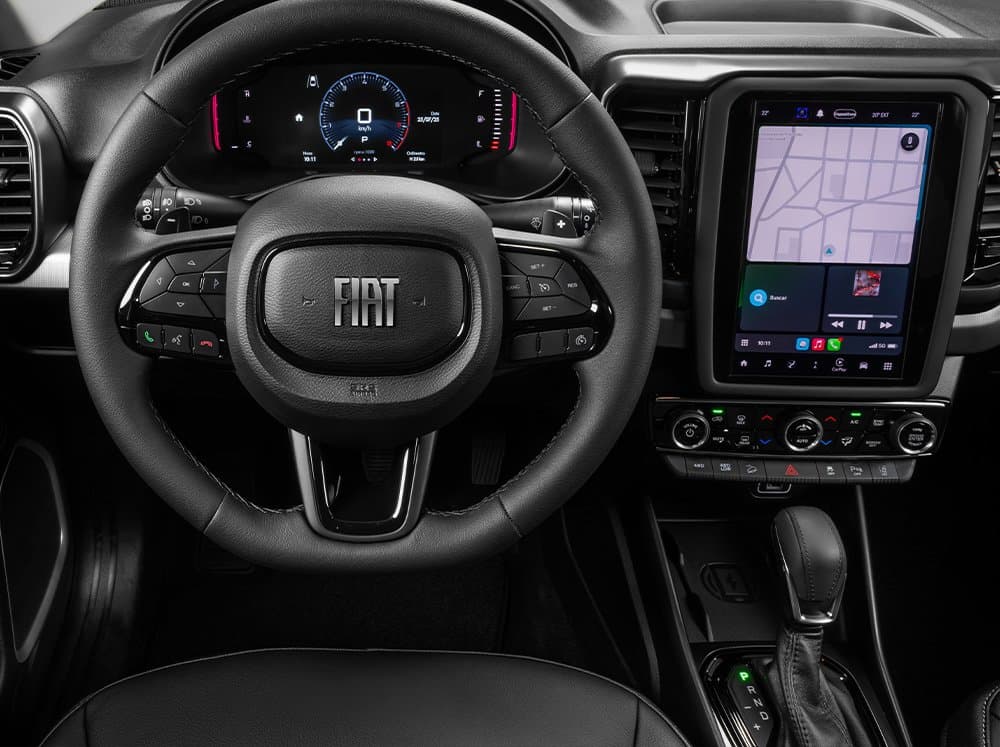 Cockpit de la Fiat Toro con pantalla central: tecnología que atiende el service oficial